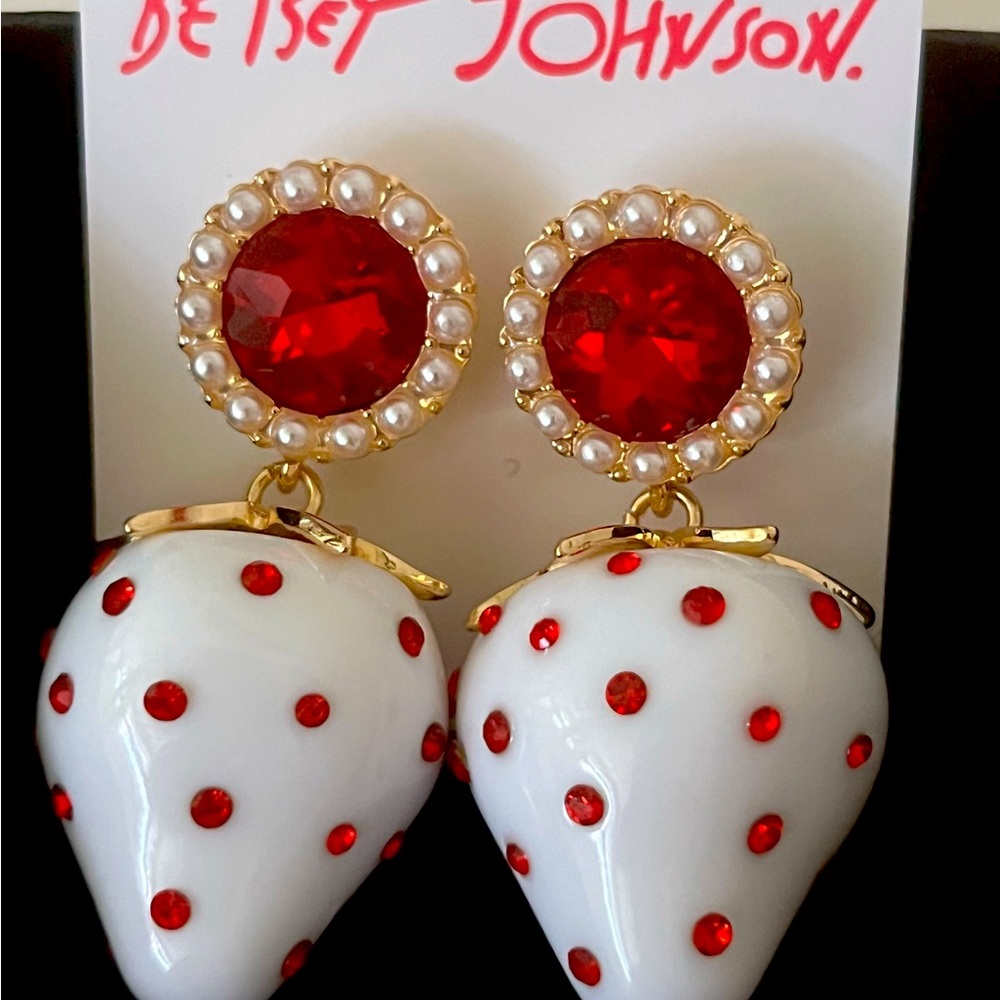 NWT Betsey Johnson white straw earrings.